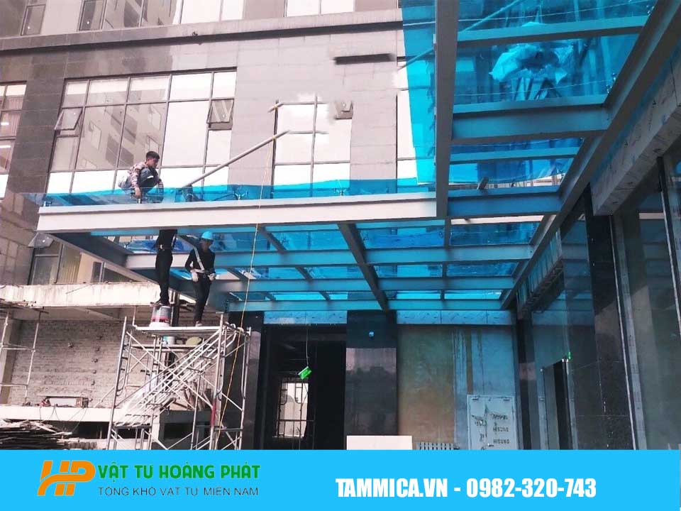 Thi công tấm nhưa poly đặc cần lưu ý những điều gì để sử dụng được bền theo thời gian