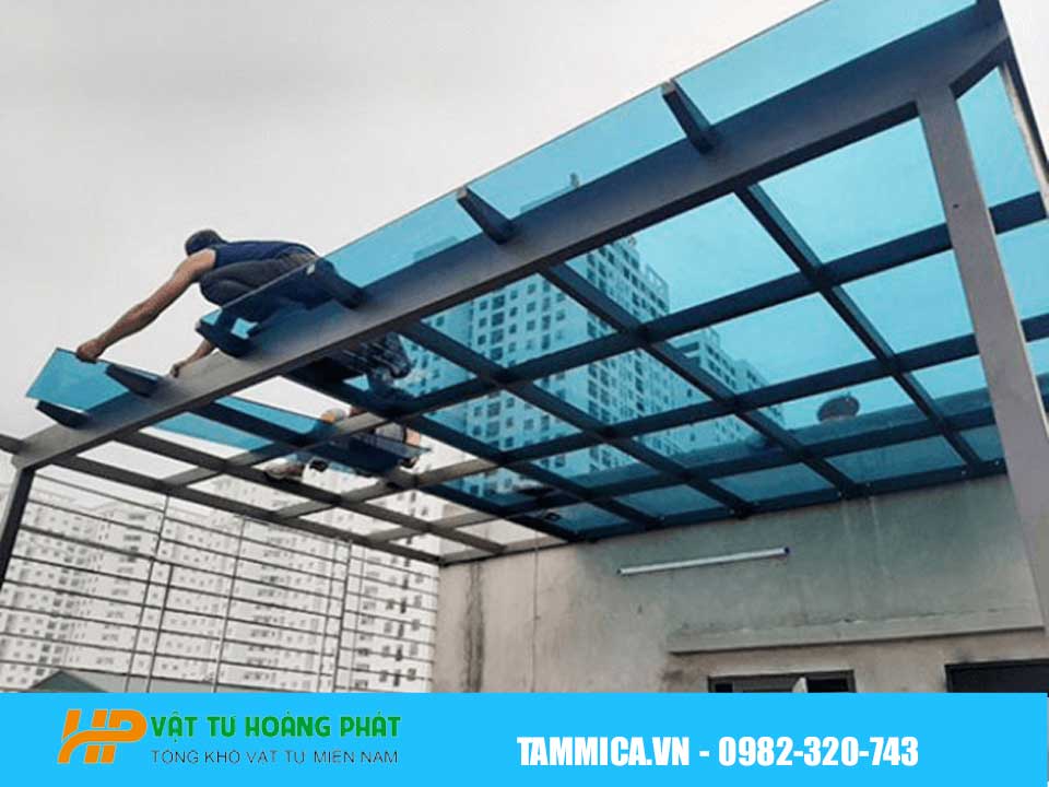 Ứng Dụng Tấm Polycarbonate Lấy Sáng Làm Mặt Dựng Tòa Nhà Hiện Đại 2025