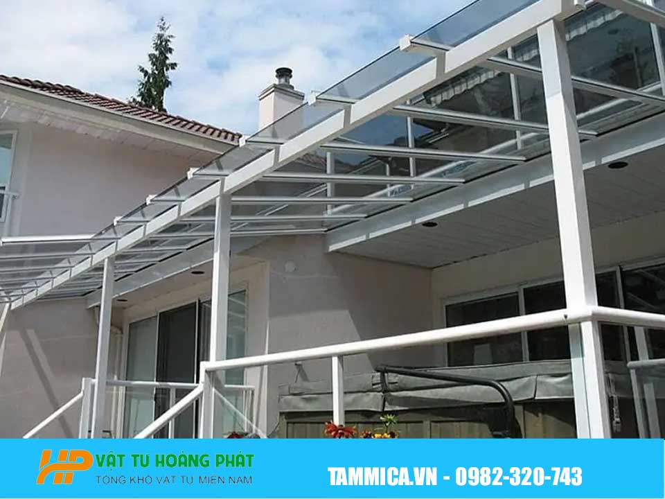 Ưu điểm khi dùng mái hiên mica trong suốt